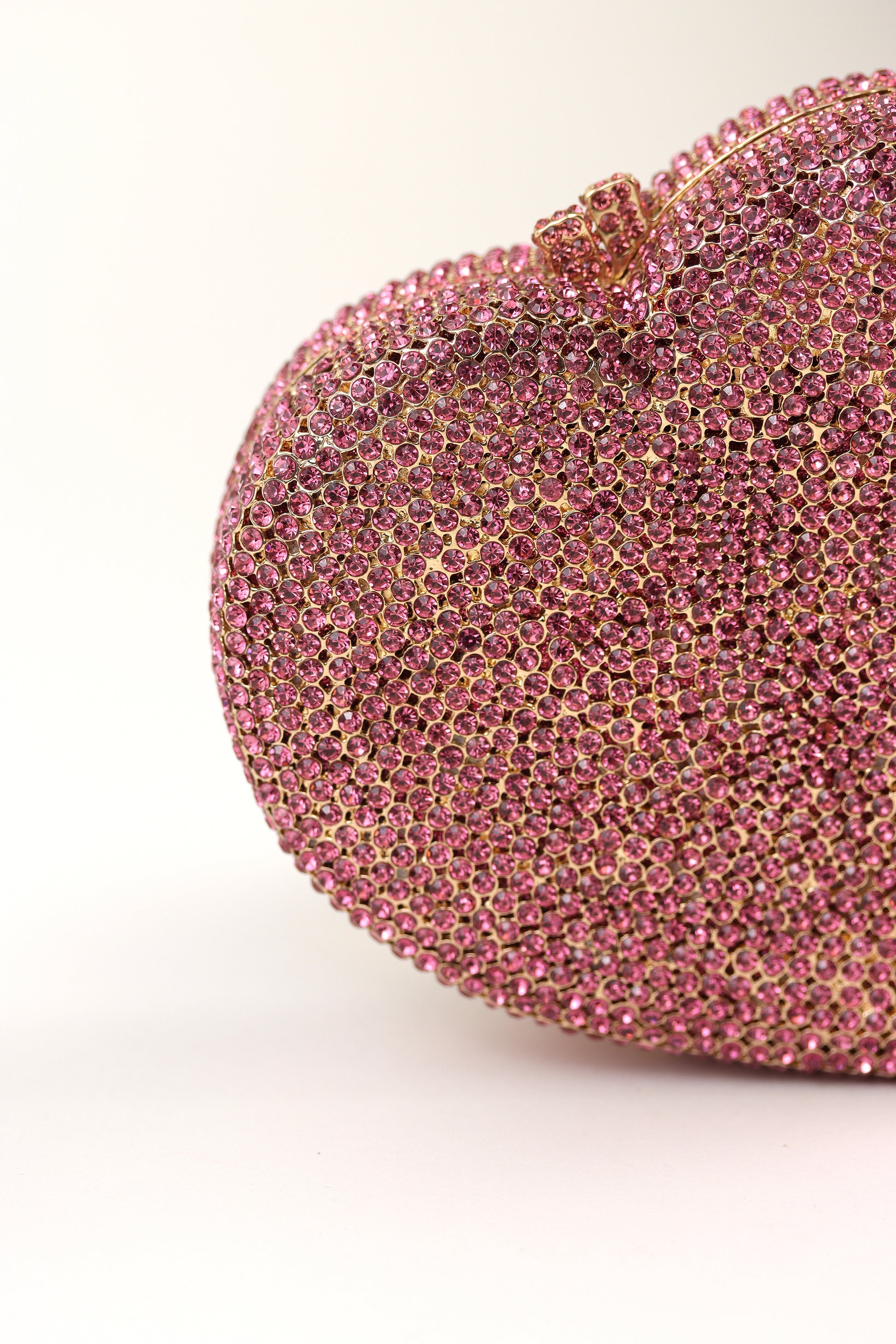 Clutch en forma de corazon rosa con piedras preciosas para la noche